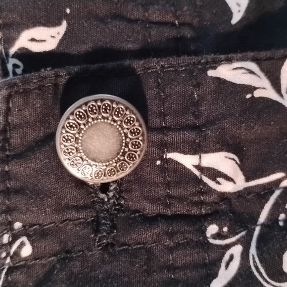 French Laundry Women’s Black with White Floral Capris, Size 6 - Picture 8 of 8